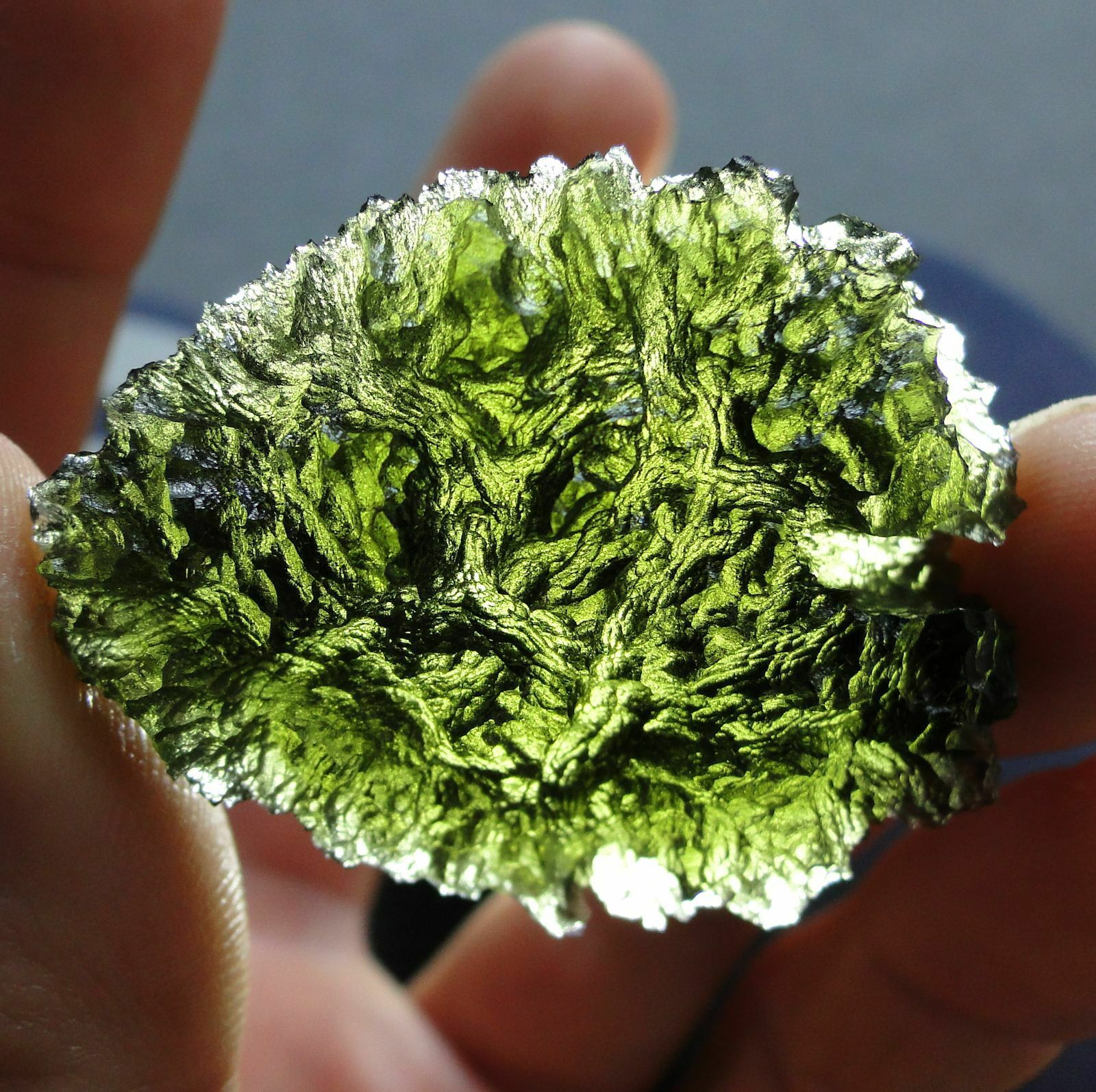 Joaillerie : tout savoir sur la moldavite, la pierre verte venue du ciel –  La Sœur de la Mariée